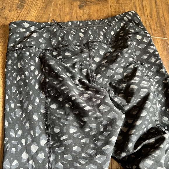 Lululemon Athletica Tight Stuff Gray & Black Spotted Leggings | 6 - Picture 7 of 8